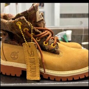 Kids size 2.5 Timberland boots